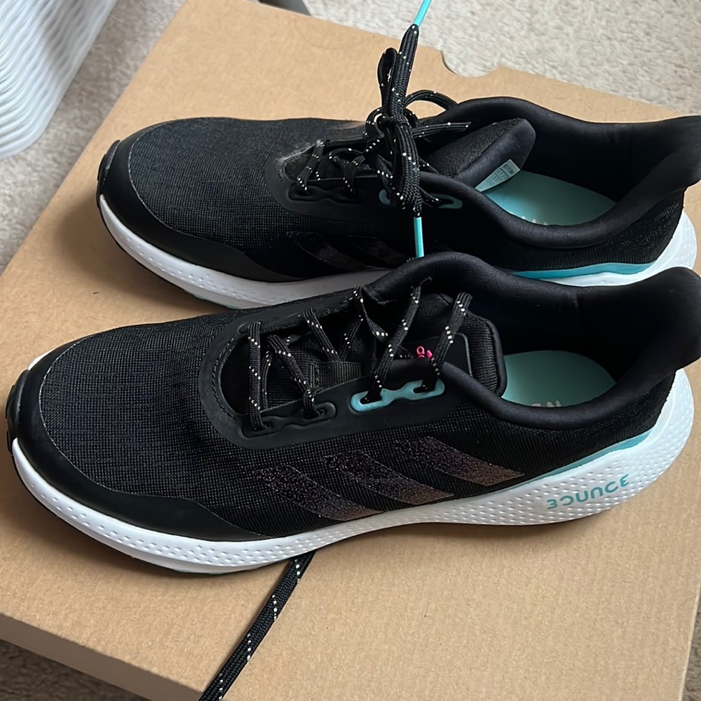 Women/girls size 6 Adidas tennis shoes